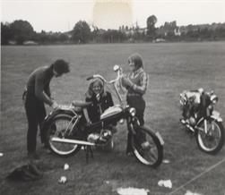 Local girls help cleaning the Puch