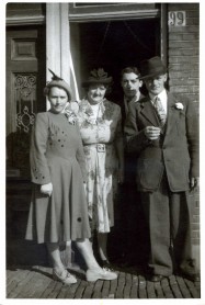21 april 1950 Jeighien Kalkhoven-Meijer ; Marie Beeloo-Thoms ; Jan Beeloo ; Nico Kalkhoven