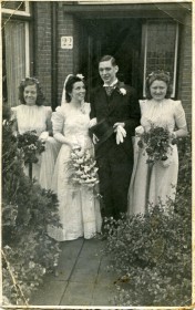 Huwelijk Tosca Nederpel en Piet de Heer, bruidsmeisjes Jeanne Nederpel(li) en Annie Hendriks(re)