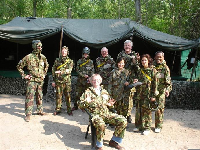 Met z�n 10-en in het rode busje, Ton achter het stuur: �Het is grrrrrrrrrrrrrrrrrrrrrrroen, het is rrrrrrrrrrrrrrrrrrrrrood!!!� �Ooh Aaaaaaarrrrrrrrrrrrtie�. Paintballen: George schiet eigen teamgenote Joyce n de rug (achterhoofd), typisch...