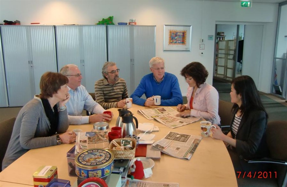 Elke werkdag 8:30 � 9:00u koffie drinken, eindigend met de horoscopen. 