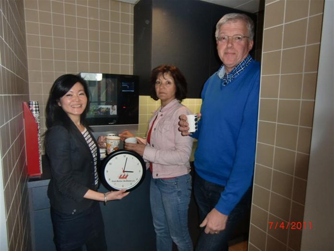 15.00u chocchoc-time. En altijd weer die verbaasde blikken van andere collega�s als we in de pantry weer een of andere schunnige opmerking maken